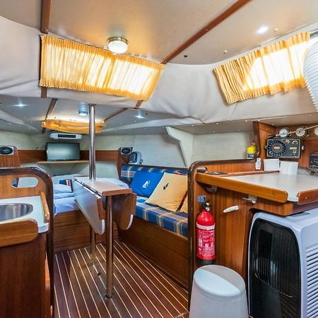 Pequeno Velero En Port Forum Ideal Para Backpackers Sant Adria de Besos Bagian luar foto