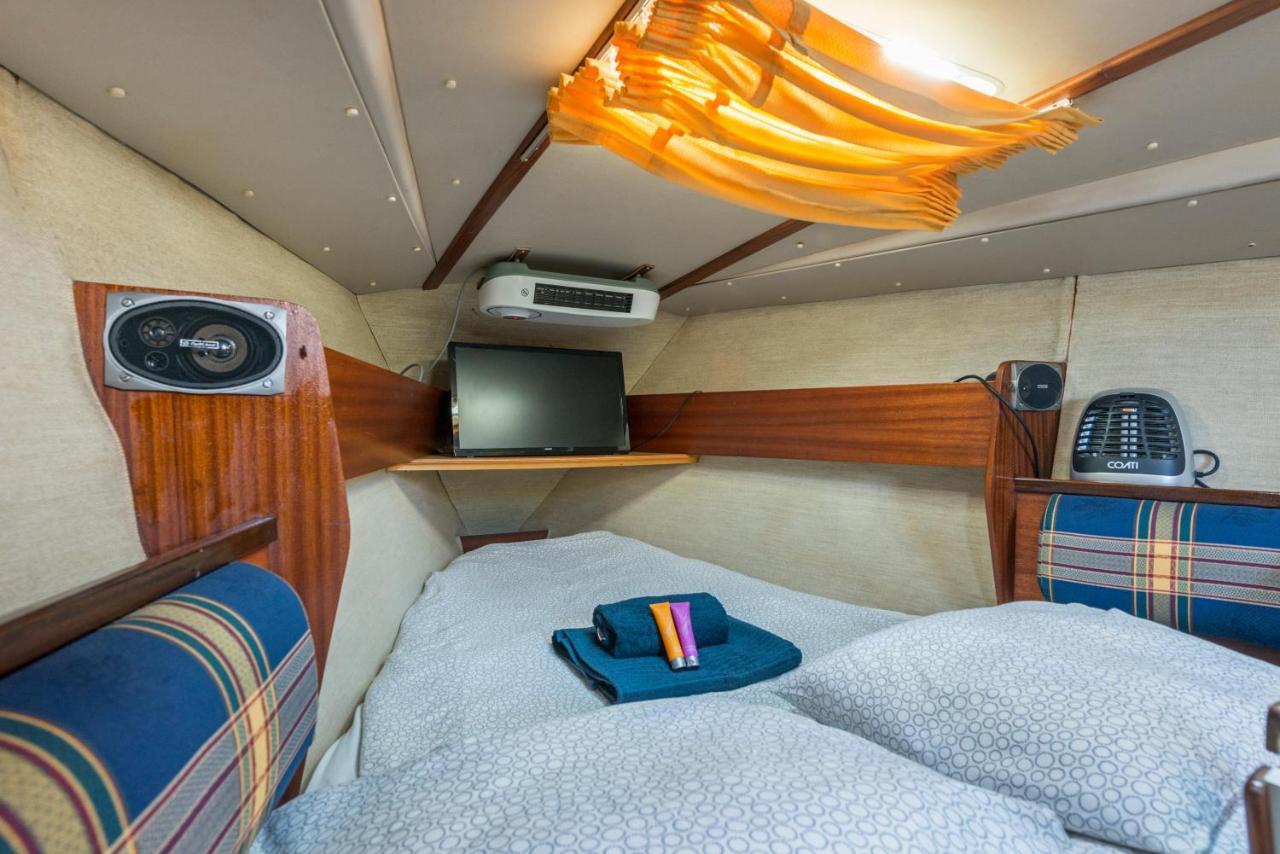 Pequeno Velero En Port Forum Ideal Para Backpackers Sant Adria de Besos Bagian luar foto