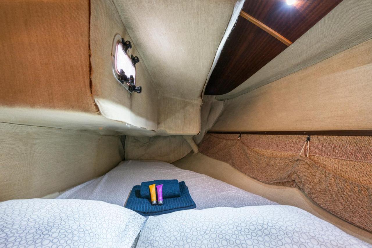 Pequeno Velero En Port Forum Ideal Para Backpackers Sant Adria de Besos Bagian luar foto