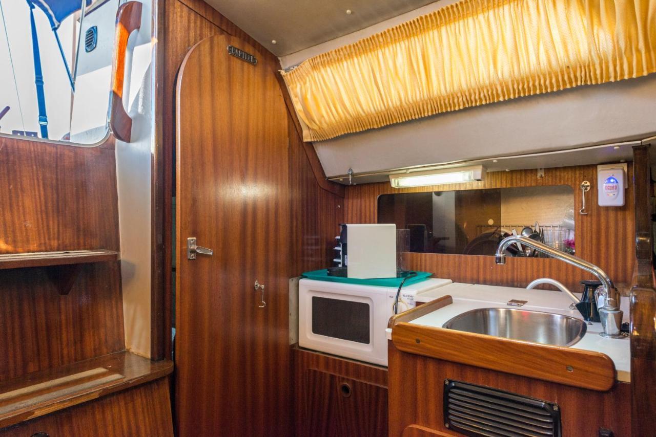 Pequeno Velero En Port Forum Ideal Para Backpackers Sant Adria de Besos Bagian luar foto