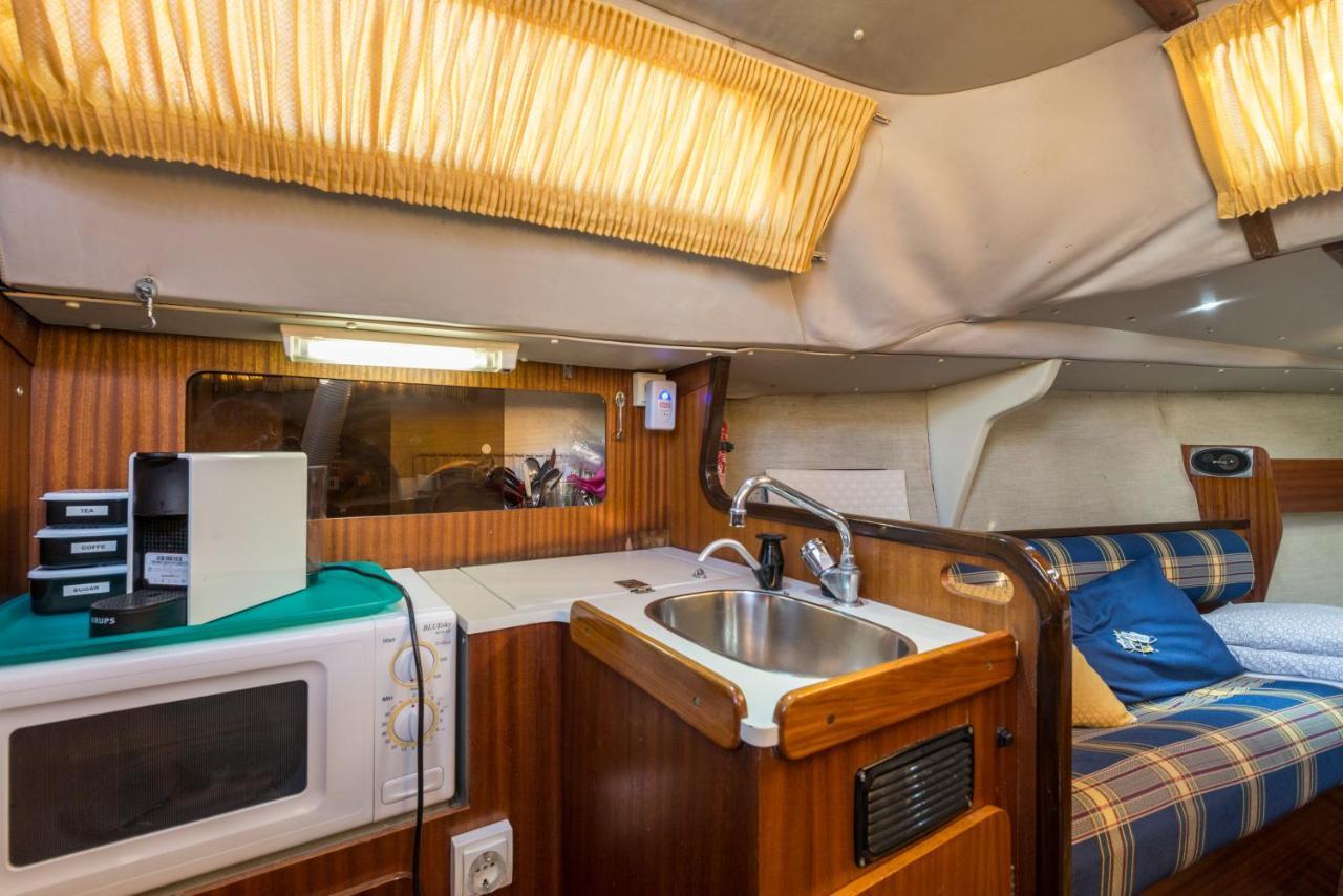 Pequeno Velero En Port Forum Ideal Para Backpackers Sant Adria de Besos Bagian luar foto