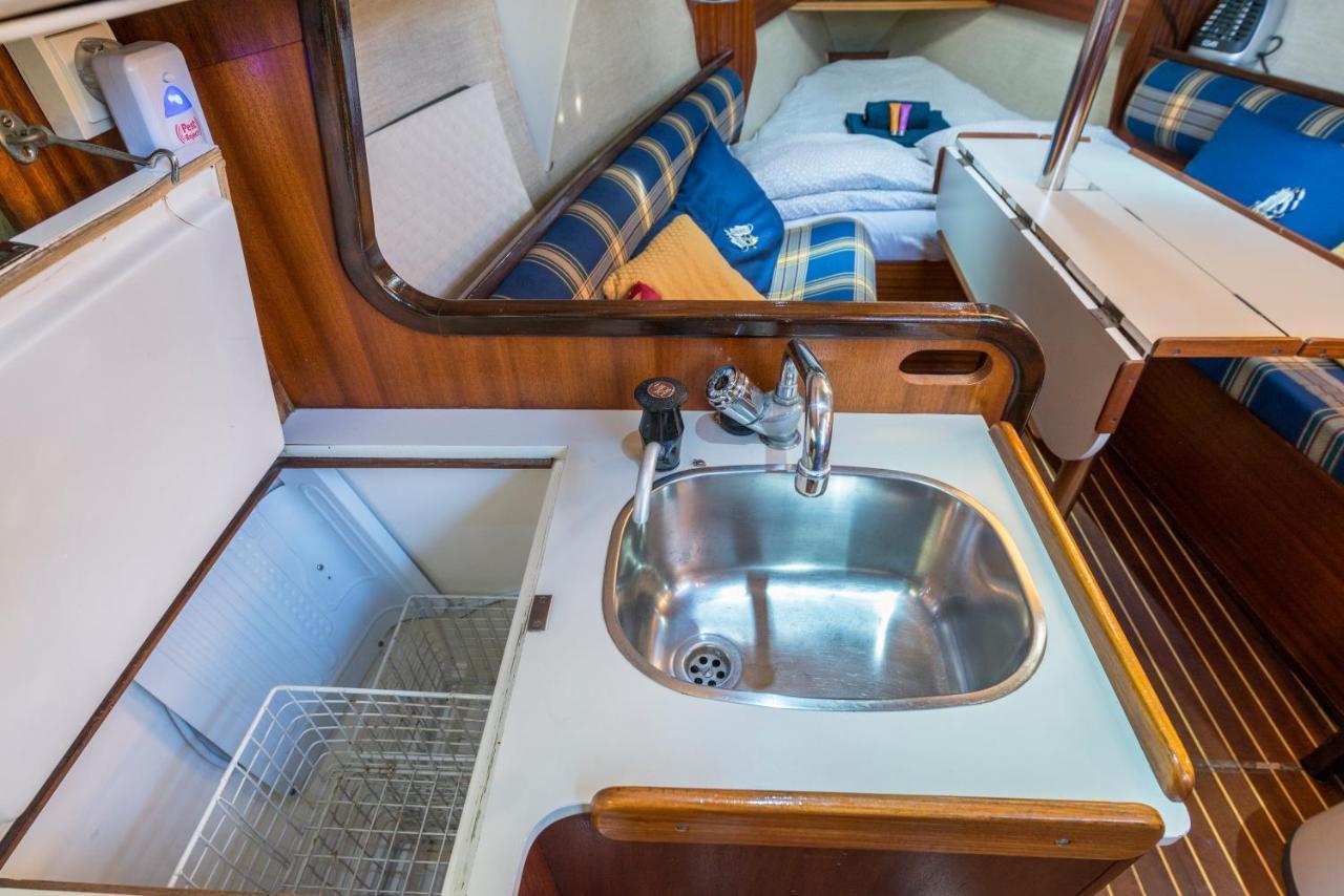 Pequeno Velero En Port Forum Ideal Para Backpackers Sant Adria de Besos Bagian luar foto