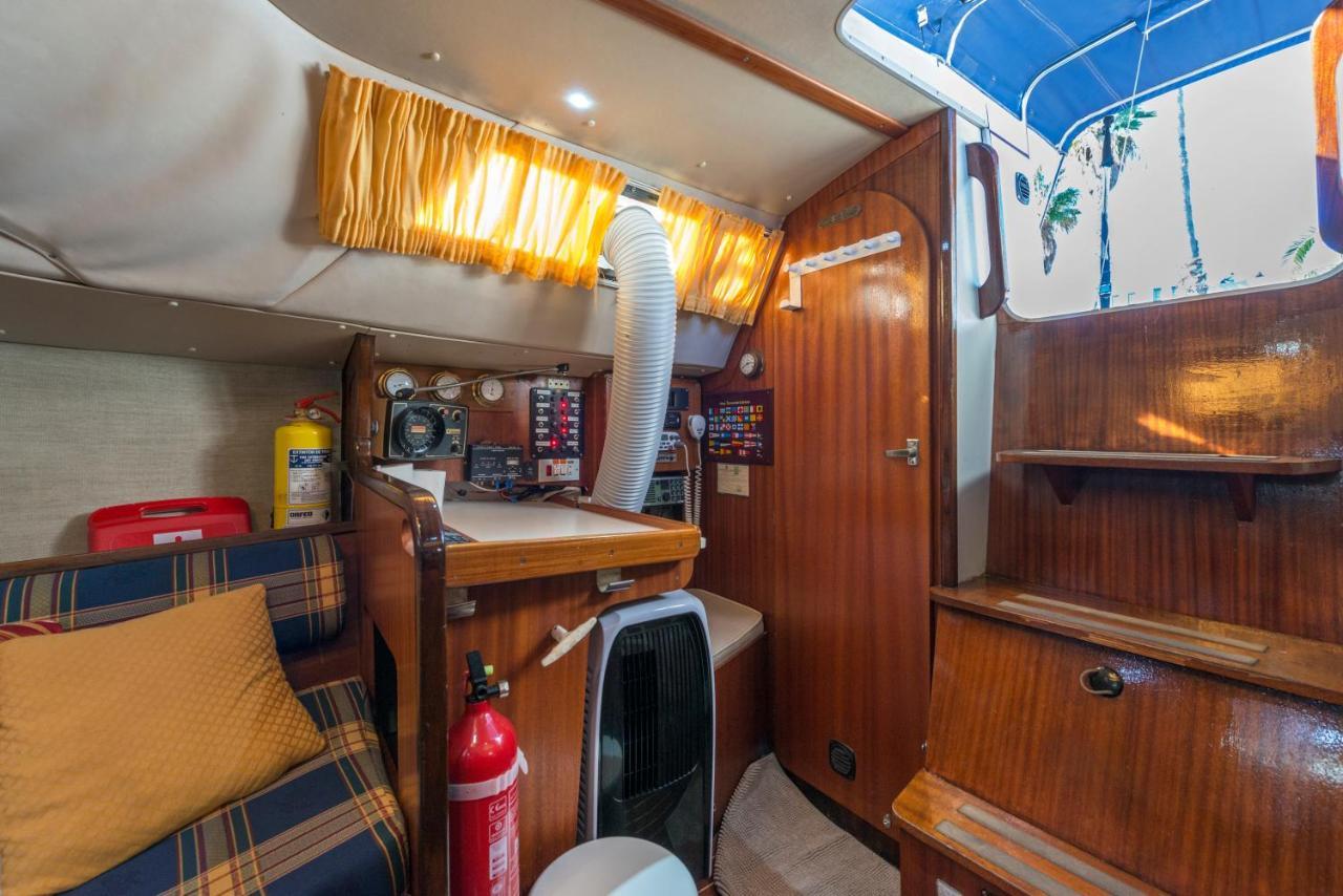 Pequeno Velero En Port Forum Ideal Para Backpackers Sant Adria de Besos Bagian luar foto